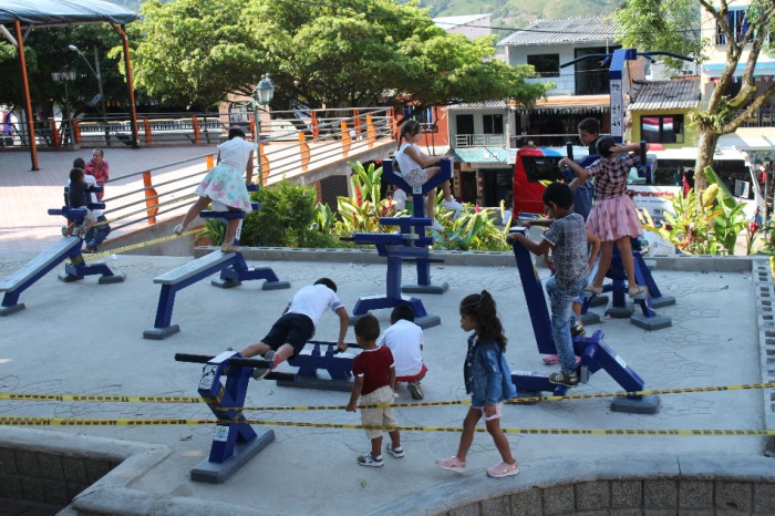Estrenando gimnasio en el parque de San Luis Antioquia