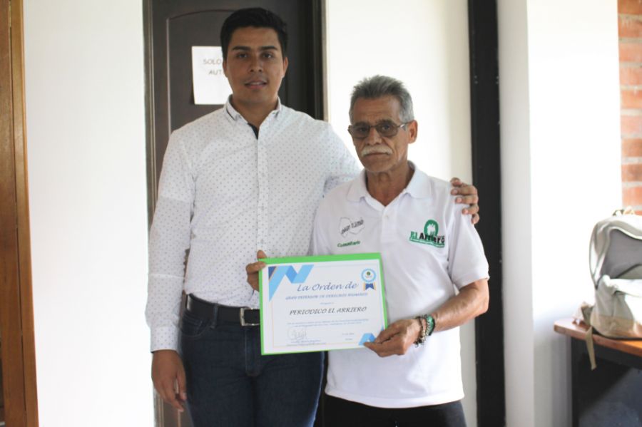 Nuestro coordinador Arnulfo Gómez, recibe el reconocimiento a nombre del Periódico El Arriero