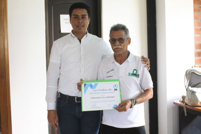 Nuestro coordinador Arnulfo Gómez, recibe el reconocimiento a nombre del Periódico El Arriero