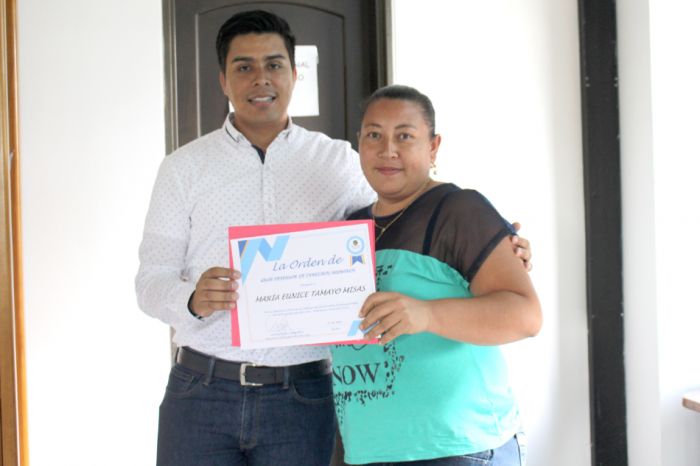 Maria Enice Tamayo Misas, recibe el reconocimiento otorgado por su meritoria labor en pro de la comunidad de la vereda Salambrina
