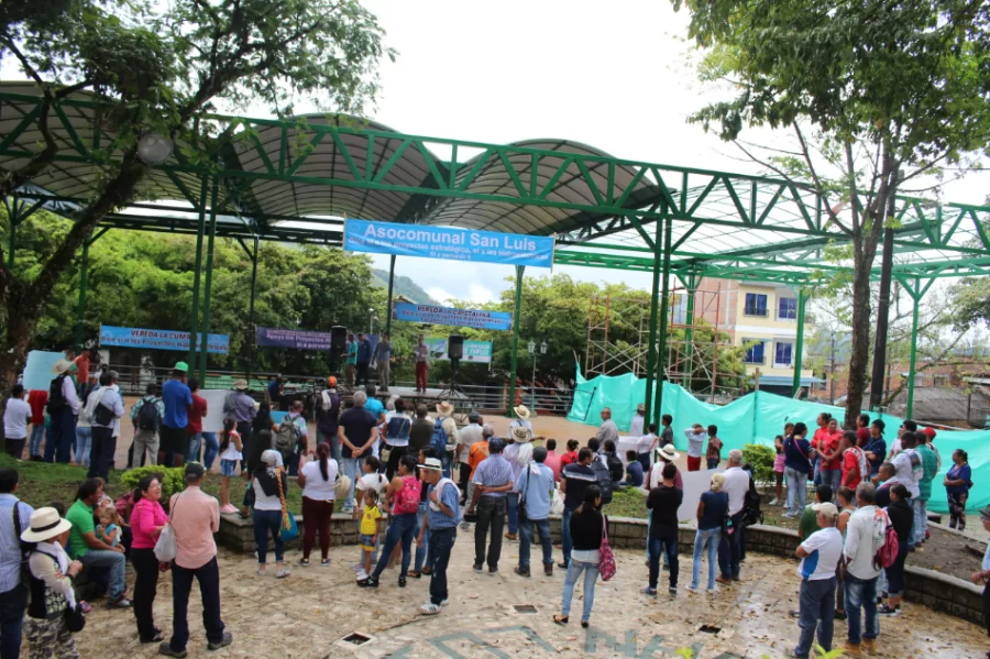 Concentración de la marcha en la tarima principal