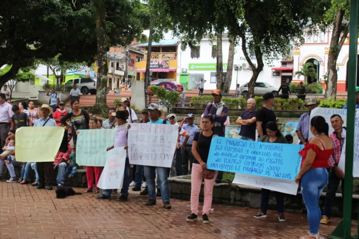 Exhibición de pancartas con mensajes en apoyo a los proyectos hidroeléctricos