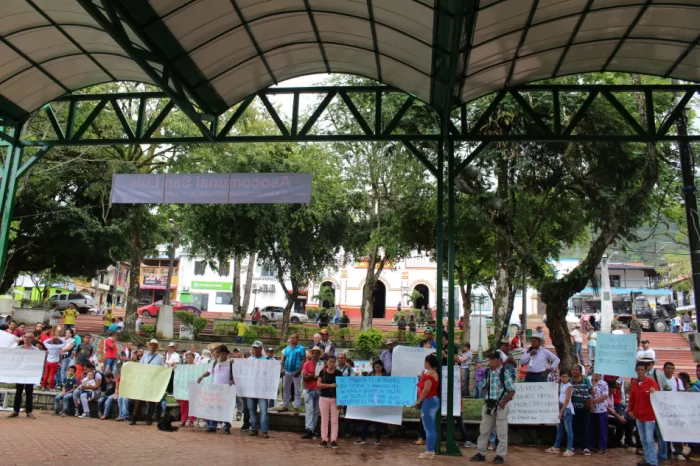 Exhibición de pancartas con mensajes en apoyo a los proyectos hidroeléctricos