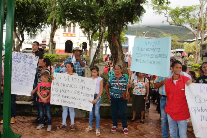 Exhibición de pancartas con mensajes en apoyo a los proyectos hidroeléctricos