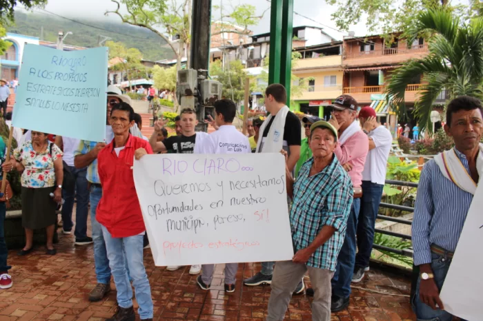 Exhibición de pancartas con mensajes en apoyo a los proyectos hidroeléctricos