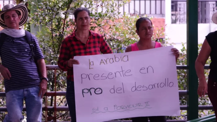 Exhibición de pancartas con mensajes en apoyo a los proyectos hidroeléctricos