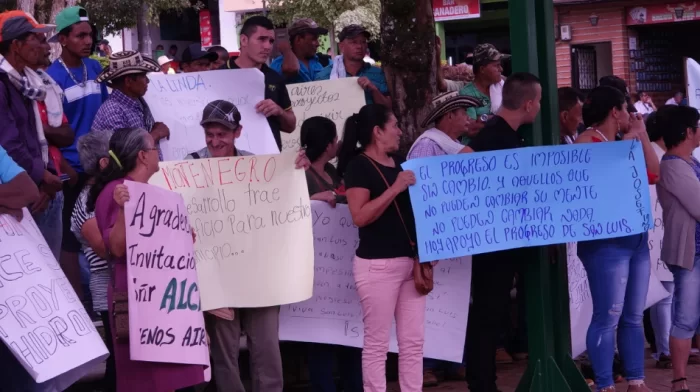 Exhibición de pancartas con mensajes en apoyo a los proyectos hidroeléctricos