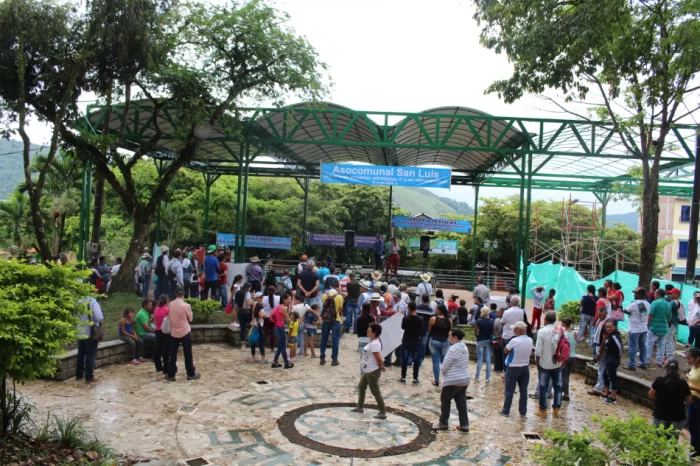 Concentración de la marcha en la tarima principal