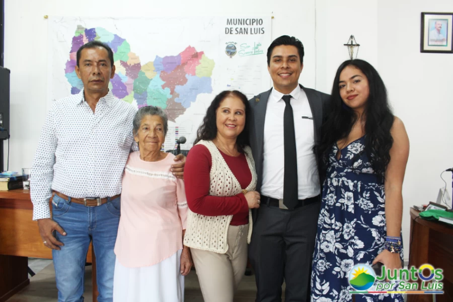 Personero electo en compañia de su familia
