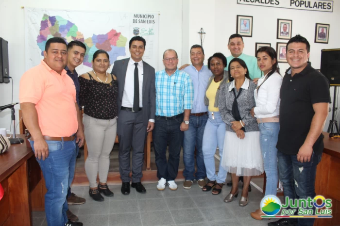 Integrantes del concejo municipal de San Luis, el señor alcalde Henry Suarez y nuestro parroco municipal