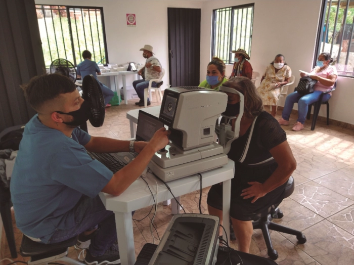 Brigada de salud visual con 302 personas mayores residentes del<br />
área rural