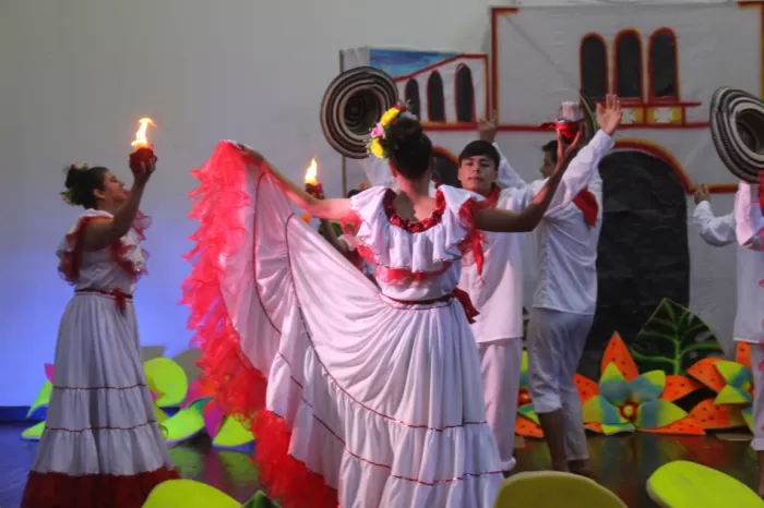 Participación del grupo de danzas