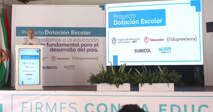 SUMICOL y Cementos ALIÓN ejecutan proyecto de dotación escolar. 