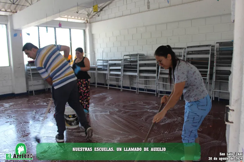 Profesores apoyando la actividad.
