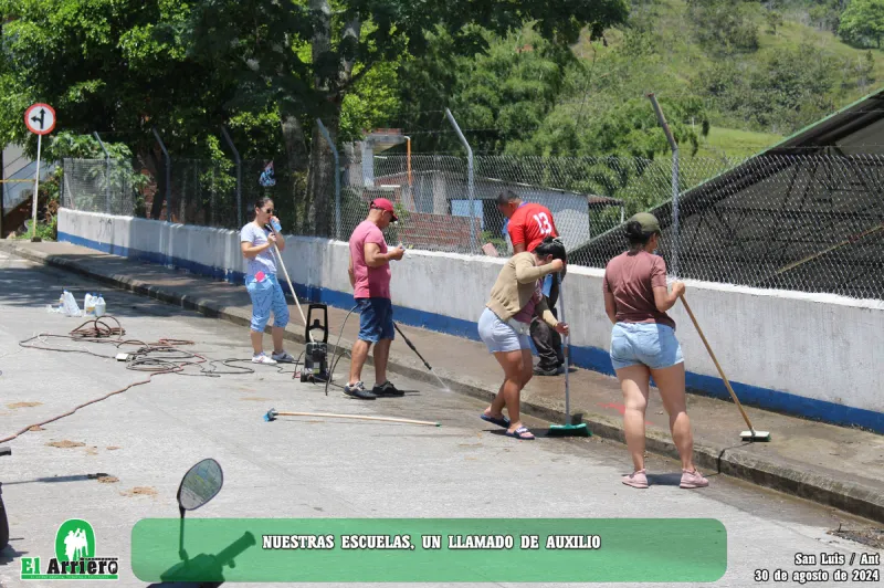 Madres en actidad de aseo.