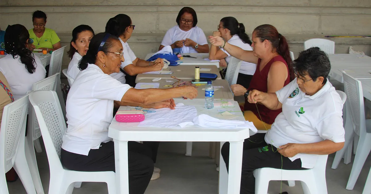 Mujeres se reúnen en el taller 'Tejidos y bordados de las palabras, memorias y cuerpos de mujer'