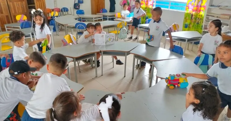 Promoviendo la lectura: Biblioteca visita la sede Juan J. Hoyos con la actividad “Hora del Cuento”